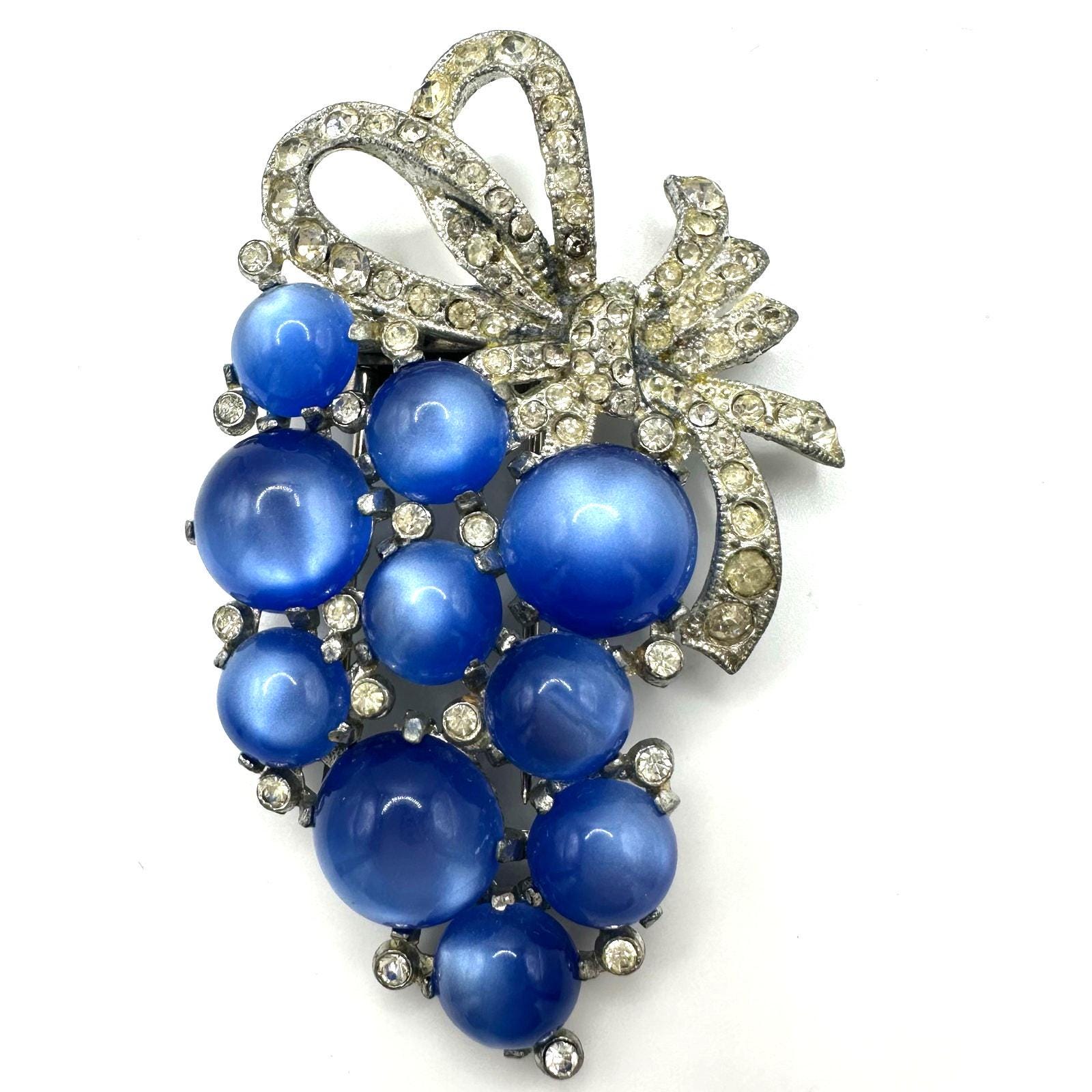 【Coro】コロ 1941年 ジェリーベリー ブルーバード ヴィンテージブローチ Coro 1941 Silver Tone Blue Moonglow Lucite Rhinestones Grapes