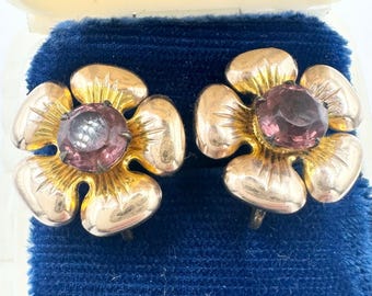 Pendientes de plata de ley chapados en oro de los años 40 con flores y pedrería morada, cierre de rosca.
