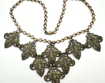 Collar antiguo vintage de los años 30 y 40 con filigrana de latón en tono dorado y cadena de 40 cm (16 pulgadas).