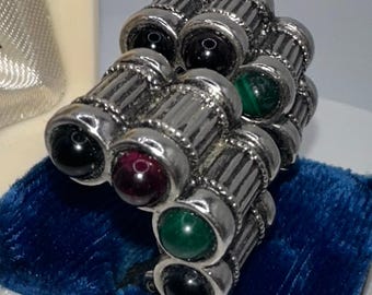 Pendientes de clip vintage en tono plata con cabujones multicolores de piedras semipreciosas auténticas.