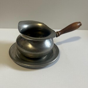 Calentador de salsas vintage WEB de peltre con mango y plato base de madera, calentador de mantequilla de peltre, decoración rústica de cocina