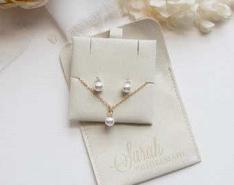Bridesmaid Jewelry Set Pearl Gold, Stud Earrings for Bridesmaids, Bridesmaid Jewelry Gift, Bridesmaid Gifts, Jennifer on Custom Pouch