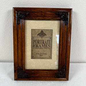 Vintage massief eiken fotolijst 5x7 inch, Ice House Portrait Frames collectie, sierlijke Victoriaanse houten lijst met kunstleren achterkant.
