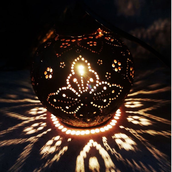Lampe veilleuse, motif floral, coquille de noix de coco sculptée, décorations uniques, cadeau parfait, lampe art déco, lampe de table.