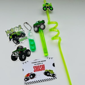 Op de afbeelding: Groene monstertruck-partyset met een groene en witte monstertruck-sticker, een groene en witte monstertruck-sleutelhanger, een groen pop-it-fidget-speelgoed, een groene monstertruck-strooi-topper en een groene spiraalstrooi. Het bedankkaartje luidt "Bedankt voor het maken van mijn feestje een SMASH!"