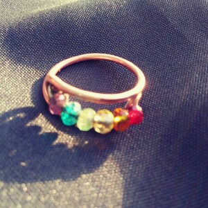 Swarovski Pride Ring III - Crystal Rainbow op 24 gauge Sterling Zilver en 12 gauge koperdraadband - Amerikaanse maat 8 1/2