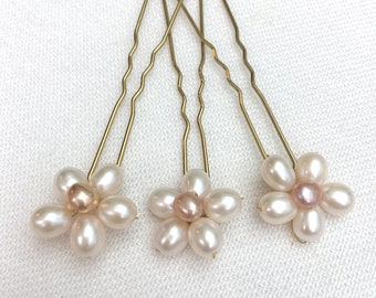 Flower hair pins, pearl hair pins, daisy hair pins, bridal hair pins, daisy hair accessory, bridesmaid hair pins, wedding hair pins