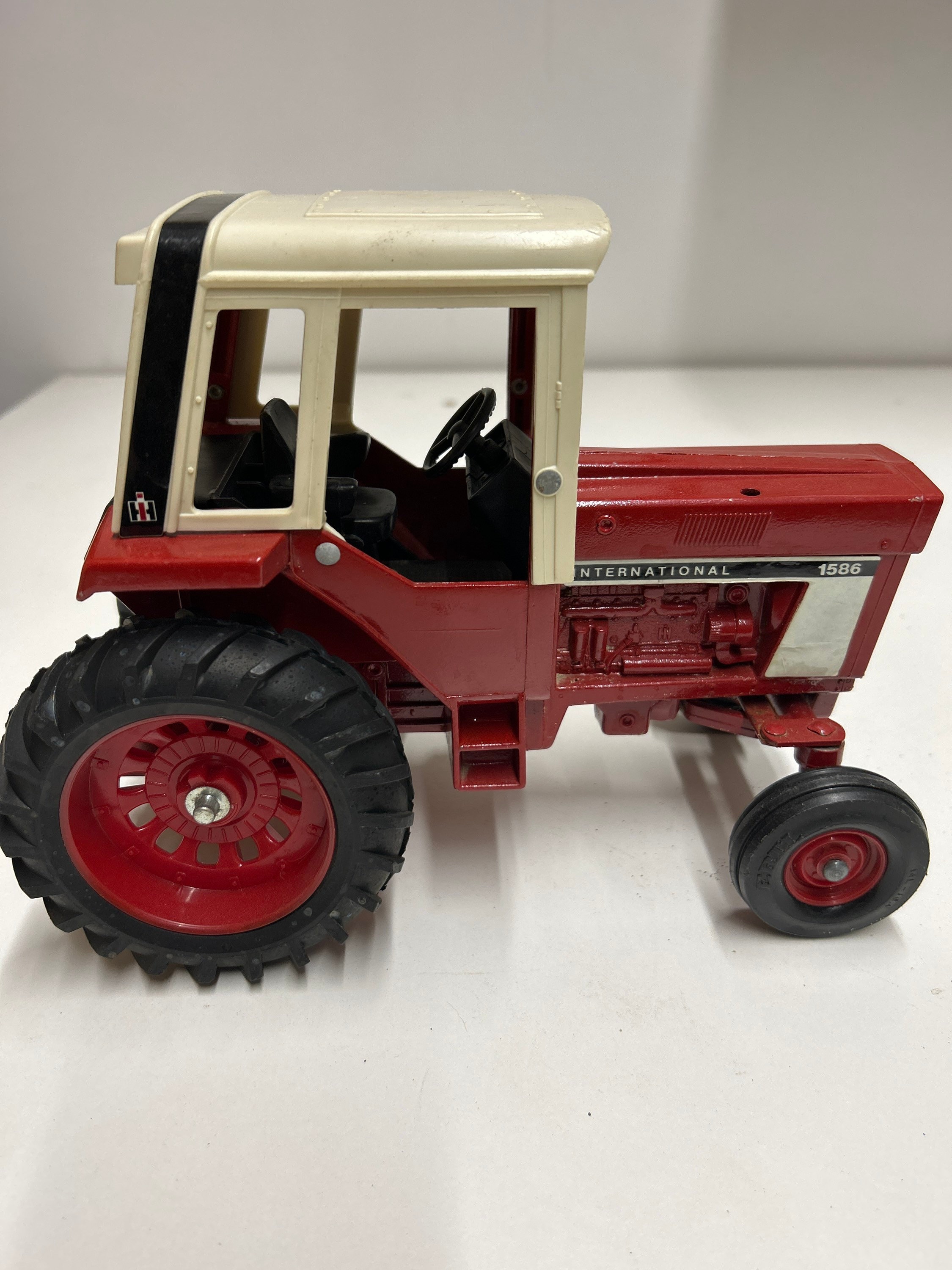 1586 international hotsell toy tractor