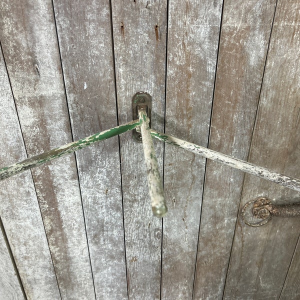 porte-serviettes de ferme vintage à 3 bâtons. Porte-serviette, s'effondre contre le mur