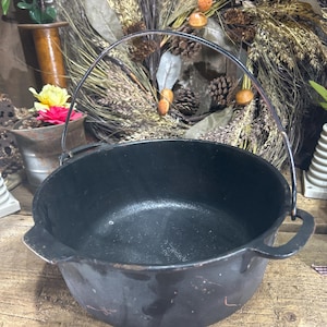 Vintage cast iron cowboy Kettle, Bean pot. #8
