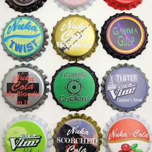 以下が含まれることがあります： ヌカ・コーラ、ヴィム！、ガンマ・ガラップなど、さまざまなデザインのボトルキャップ12個。ボトルキャップはすべて異なる色で、さまざまなグラフィックが施されています。