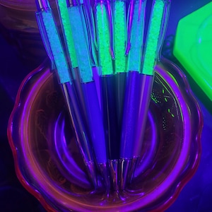 Penna in vetro all'uranio blu o verde, scelta casuale. Un oggetto insolito che si illumina intensamente sotto la luce UV!