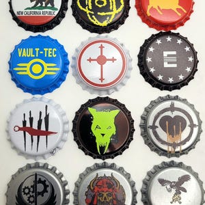 Könnte beinhalten: Zwölf Flaschenverschlüsse mit verschiedenen Designs aus der Fallout-Videospielserie. Die Verschlüsse zeigen Logos und Symbole verschiedener Fraktionen und Organisationen im Spiel, darunter Vault-Tec, die Great Khans und die Talon Company.