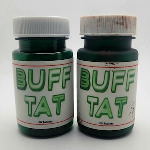 バフ・タットの風化した、または清潔な荒野をイメージした、ウェストバージニア州のプラスチックボトル容器の小道具。耐候性ラベル付き！