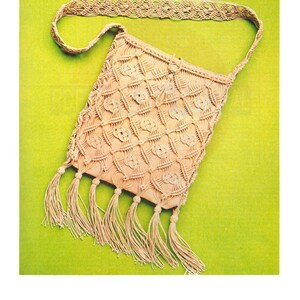 Puede incluir: Un bolso de hombro de macramé beige con flecos. El bolso está hecho con una combinación de macramé y gamuza.
