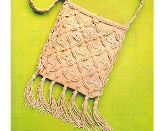 Puede incluir: Un bolso de hombro de macramé beige con flecos. El bolso está hecho con una combinación de macramé y gamuza.