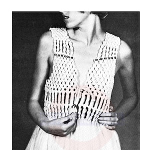 Puede incluir: Un chaleco blanco de ganchillo con cuello en V profundo y un borde con flecos.