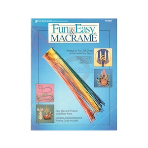 Puede incluir: Una portada de libro con el título "Fun & Easy Macrame" y un proyecto de macramé colorido en la portada. El libro incluye instrucciones para hacer colgantes de plantas, cometas, decoración de paredes, ideas para las fiestas y accesorios de moda.