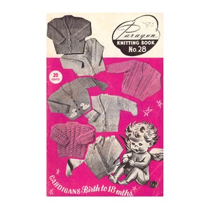 Puede incluir: Portada de un libro vintage de patrones de tejido de punto con un fondo rosa con ilustraciones de cárdigans para bebés y un querubín tejiendo. El texto de la portada dice "Paragon Knitting Book No. 28" y "Cardigans Birth to 18 mths".