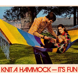 Può includere: Due persone si rilassano in un'amaca colorata con frange. Stanno leggendo libri mentre sono seduti nell'amaca all'aperto. Il testo "Knit a Hammock - It's Fun" è stampato nella parte inferiore dell'immagine.
