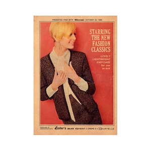 以下が含まれることがあります： 1966年10月のヴィンテージ雑誌広告。濃いツイードのジャケット、白いブラウスとネクタイを着た女性が特徴です。「Starring the New Fashion Classics」という見出し。背景は鮮やかな赤色です。