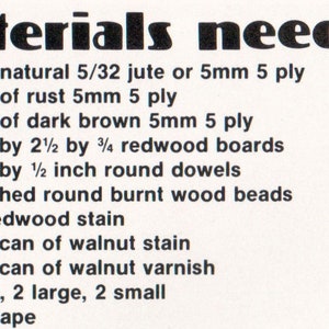 Peut inclure: Liste des mat&eacute;riaux n&eacute;cessaires pour un projet d'artisanat, comprenant 212 yards de jute naturel ou de corde 5 mm 5 plis, 48 yards de corde rouille 5 mm 5 plis, 48 yards de corde brun fonc&eacute; 5 mm 5 plis, 9-4 pieds par 2 1/2 par 3/4 planches de s&eacute;quoia, 16-4 pieds par 1/2 pouce de chevilles rondes, 96 perles rondes en bois br&ucirc;l&eacute; vernies, 1 pinte de teinture de s&eacute;quoia, 1 petite bo&icirc;te de teinture de noyer, 1 petite bo&icirc;te de vernis de noyer, 4 crochets (2 grands, 2 petits) et 1 ruban d'acier.