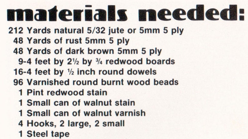 Peut inclure: Liste des mat&eacute;riaux n&eacute;cessaires pour un projet d'artisanat, comprenant 212 yards de jute naturel ou de corde 5 mm 5 plis, 48 yards de corde rouille 5 mm 5 plis, 48 yards de corde brun fonc&eacute; 5 mm 5 plis, 9-4 pieds par 2 1/2 par 3/4 planches de s&eacute;quoia, 16-4 pieds par 1/2 pouce de chevilles rondes, 96 perles rondes en bois br&ucirc;l&eacute; vernies, 1 pinte de teinture de s&eacute;quoia, 1 petite bo&icirc;te de teinture de noyer, 1 petite bo&icirc;te de vernis de noyer, 4 crochets (2 grands, 2 petits) et 1 ruban d'acier.