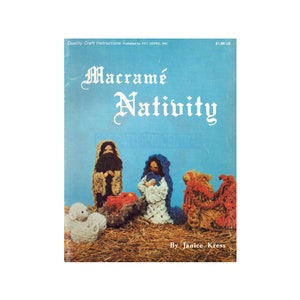 Può includere: Una copertina di un libro di artigianato vintage con sfondo blu che presenta una scena di natività in macramé. Il titolo è "Macramé Natività" e l'autrice è Janice Kress. Il libro è pubblicato da Pat Depke, Inc. e costa $ 1,95.