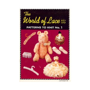 Pode incluir: Um livreto de padrões de tricô vintage intitulado "The World of Lace Pty Ltd Patterns to Knit No. 1". A capa apresenta um urso de pelúcia de crochê rosa, uma boneca com um vestido de renda branca e outros itens de crochê.