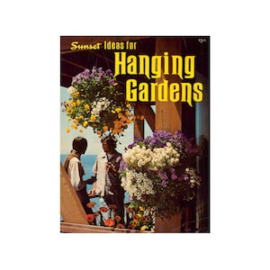 Puede incluir: Una portada de libro vintage con el título "Sunset Ideas for Hanging Gardens". La portada muestra a una pareja de pie en un balcón con vistas al mar, con cestas colgantes de flores de colores.