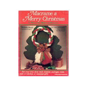 Puede incluir: Una portada de libro con fondo rojo y el título "Macrame a Merry Christmas" en letras blancas. La portada presenta una corona de macramé con hilo rojo, blanco y verde. El libro se titula "21 proyectos de macramé navideños" e incluye instrucciones para hacer trenzas navideñas.