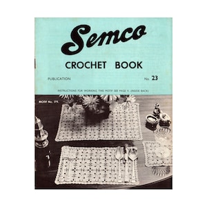 Puede incluir: Una portada de libro de crochet vintage con una foto de manteles individuales de crochet sobre una mesa de madera. El libro se titula "Semco Crochet Book" y el número de publicación es 23. El número del motivo es 179.