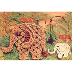 Puede incluir: Dos elefantes de crochet, uno marrón y otro blanco, con las palabras "PACKY" y "ELLY" encima de ellos. Los elefantes están rodeados de hojas verdes de helecho.