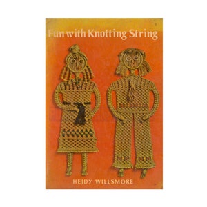 Puede incluir: Una portada de libro con el título "Fun with Knotting String" y una ilustración de dos figuras hechas de cuerda anudada. Las figuras son una niña con un pájaro y un niño. La portada del libro es naranja.