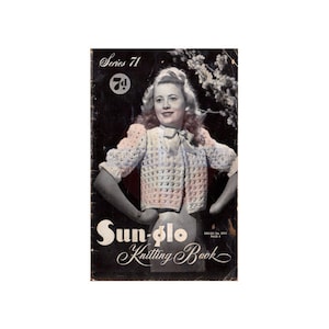 Könnte beinhalten: Ein Vintage-Strickmusterbuchcover mit einer Frau, die einen gehäkelten Pullover trägt. Das Cover ist schwarz mit weißem Text, der "Sun-Glo Knitting Book" und "Series 71 7d" lautet.