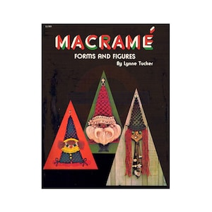 Pode incluir: Capa de um livro de artesanato de macramé intitulado "Macrame Forms and Figures" de Lynne Tucker. A capa apresenta três figuras de macramé em forma de triângulo, cada uma com um design diferente. As figuras são um gnomo, uma bruxa e um palhaço.