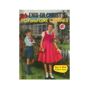 以下が含まれることがあります： 「ENID GILCHRIST'S BOY and GIRL CLOTHES」と題されたヴィンテージ本の表紙。赤いドレスを着た女の子とショートパンツをはいた男の子が描かれています。この本は子供服のパターンブックで、「Easy to Make Pattern Book」というテキストが書かれています。