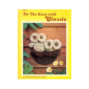 以下が含まれることがあります： 「Tie The Knot with Classic」というタイトルの書籍の表紙で、茶色と白のフクロウが茶色の巣の上に座っている写真が載っています。この本は「A Classic Publications Series」というシリーズの一部です。