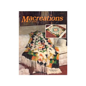 Può includere: Una copertina di un libro di modelli di uncinetto vintage che presenta una coperta di uncinetto multicolore e colorata con frange. La copertina del libro presenta anche il titolo "Macreations Lee Originals" e il testo "More Mod Macrame by Thelma Lee".