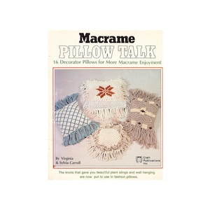 Könnte beinhalten: Ein Buchcover mit dem Titel "Macrame Pillow Talk" und dem Untertitel "16 Decorator Pillows for More Macrame Enjoyment". Das Cover zeigt vier Makramee-Kissen in verschiedenen Farben und Mustern.