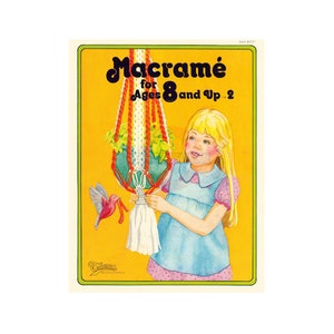 Peut inclure: Une couverture de livre vintage avec un fond jaune et une fille tenant un porte-plante en macramé. Le titre est "Macramé pour les 8 ans et plus - 2".
