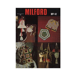Può includere: Un libretto di modelli all'uncinetto con il titolo "MILFORD NO 41". Il libretto presenta quattro diversi progetti all'uncinetto: una campana, un paio di pantaloncini, un sottopentola e un portavasi sospeso.