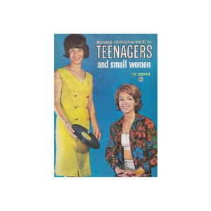 以下が含まれることがあります： 1960年代のファッションを着た2人の女性が写っているビンテージの書籍カバー。カバーは青色で、白い文字で「Enid Gilchrist's Teenagers and small women 50 CENTS」と書かれている。