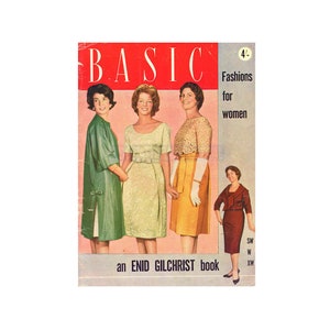 以下が含まれることがあります： 「BASIC Fashions for women」というタイトルのヴィンテージ本の表紙。ENID GILCHRIST 著。表紙には、緑、黄色、白の異なるドレスを着た4人の女性が写っています。この本は4/-です。