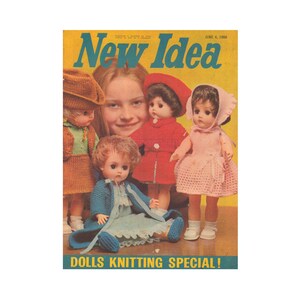 以下が含まれることがあります： 1966年6月4日発行のNew Ideaのヴィンテージ雑誌の表紙。ニットの服を着た人形のグループが写っています。表紙のテキストは「DOLLS KNITTING SPECIAL!」です。