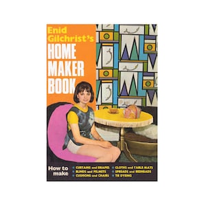 以下が含まれることがあります： オレンジ色の背景に「Enid Gilchrist's Home Maker Book」というタイトルが書かれた、ビンテージな本の表紙。表紙には、カラフルな幾何学模様の壁紙のある部屋で、ピンクのビーズクッションに座っている女性が描かれている。この本には、カーテン、ドレープ、ブラインド、ペルメット、クッション、椅子、クロス、テーブルマット、スプレッド、ベッドヘッド、タイダイ染めの作り方に関する説明が載っている。
