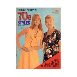 Peut inclure: Une couverture de magazine vintage avec le texte "70s Styles" en rouge et blanc. La couverture présente deux femmes portant des robes, l'une à imprimé floral et l'autre de couleur orange unie. Le texte "Plus de 70 modèles de base pour les silhouettes matures" est également visible.