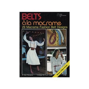 Puede incluir: Una portada de libro vintage titulada "BELTS à la macrame" con "29 Macrame Fashion Belt Designs". La portada presenta imágenes de cinturones de macramé y una mujer con un vestido blanco y cinturón. El libro es de Jane Thompson.