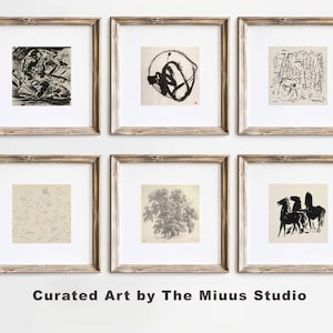 Puede incluir: Seis impresiones artísticas enmarcadas con diseños abstractos y botánicos. Las impresiones están en marcos de madera y dispuestas en dos filas de tres. La obra de arte incluye dibujos y bocetos en tinta negra y blanca. La parte inferior de la imagen tiene el texto "Curated Art by The Miuus Studio."