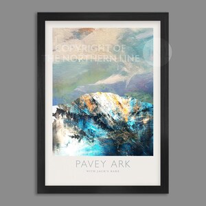 Könnte beinhalten: Gerahmter Kunstdruck mit einer abstrakten Berglandschaft. Das Kunstwerk zeigt einen Berg in Blau-, Orange- und Weißtönen vor einem Hintergrund aus Blau und Gold. Der Text "PAVEY ARK" und "WITH JACK'S RAKE" ist unten zu sehen.